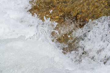 秋の川　清流の流れのアップ51
