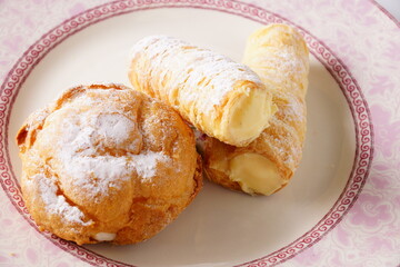 シュークリームとコルネ
