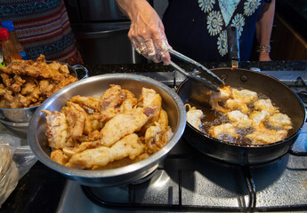 Preparando TACOS DE PESCADO empanizados platillo tipico de la cocina de los estados de Baja California y Baja Califronia Sur, MEXICO