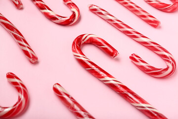 Fototapeta premium Christmas candy canes on pink background
