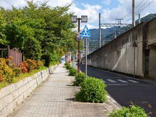 鉄道沿いの通りの風景