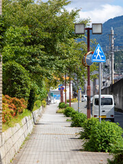 鉄道沿いの通りの風景