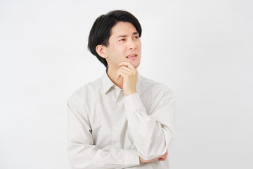 男性　20代　悩む　白背景