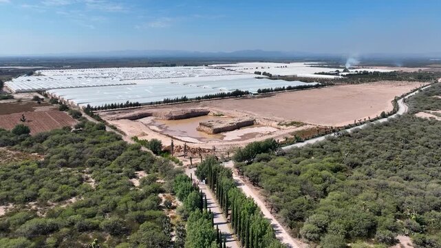 Vista a&eacute;rea de invernaderos modernos en el campo
Agricultura protegida con invernaderos y plantaciones