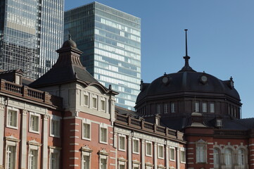 東京駅と高層ビル