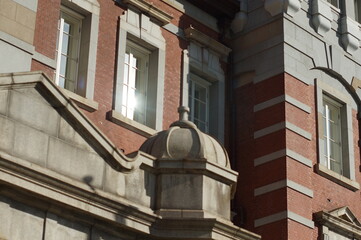 東京駅と窓に反射する夕日