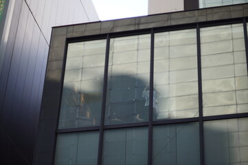 ビルの窓と女性