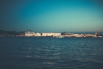 Obraz premium Landscape of an ancient city on the river bank