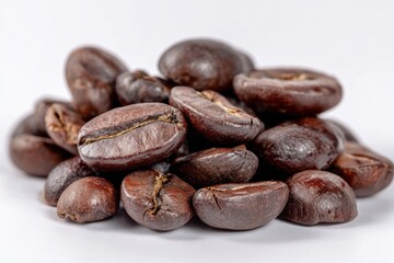 Obraz premium Coffee beans isolated on white background highlighting their rich color and texture
