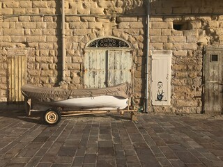 Vecchio portone con barca