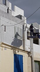 Tecnico che lavora su montacarichi