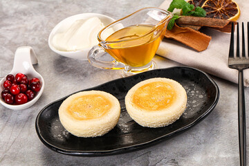 Roasted cheesecakes - Syrniki with honey