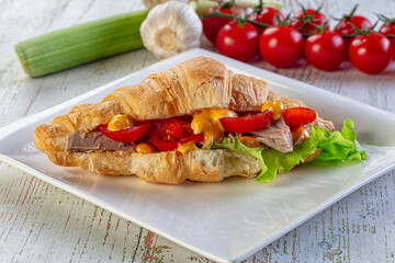 Croissant with tuna, tomato and salad