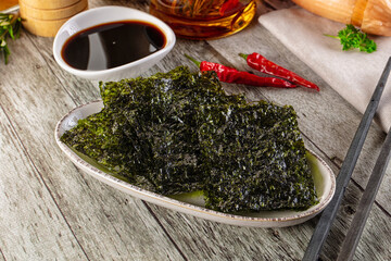 Seaweed roasted nori chips heap