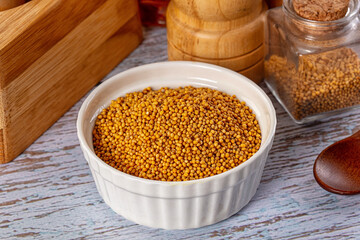 Raw dry aroma flavour mustard seeds