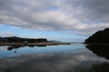 파란하늘과 흰구름 그리고 파란 바다풍경 