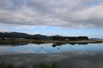 파란하늘과 흰구름 그리고 파란 바다풍경 