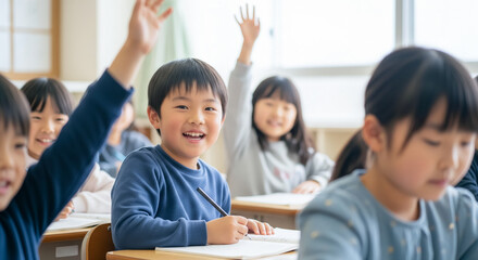 小学校の授業 手を挙げる子ども