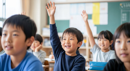 小学校の授業 手を挙げる子ども