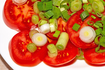 Tomaten und Frühlingszwiebeln