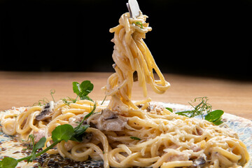 Pasta with mushrooms on a fork.