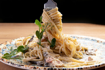 Pasta with mushrooms on a fork.