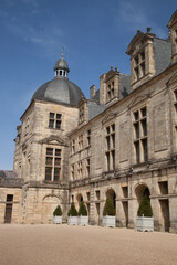Cour et aile du château de Hautefort en Dordogne