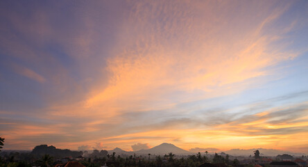 Obraz premium Beautiful sunset with a mountain in the background