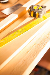 Gelbes Lineal auf rauen Holzlatten