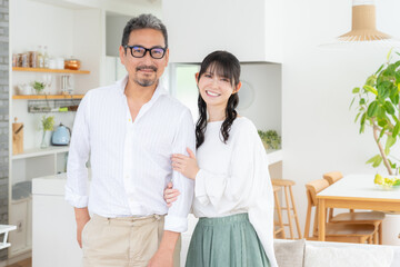 Fototapeta premium リビングでくつろぐミドルの夫婦