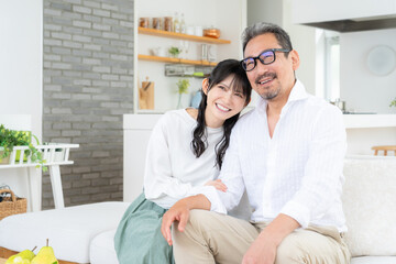 Obraz premium リビングでくつろぐミドルの夫婦