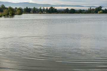 Krajobraz za stawem rybackim i Beskidami w tle.  © Elżbieta Kaps