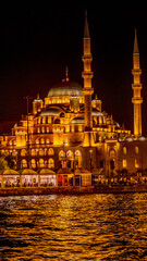Naklejka premium Golden Mosque with Sunset Reflection on the Sea