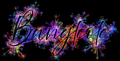 Kolorowe zimne ognie i fajerwerki układające się w kształt nazwy miasta Bangkok &ndash; stolicy Państwa Tajlanda.