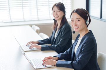 コールセンターで働く女性