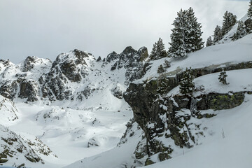 L' hiver en montagne ,  randonnée  aux Lacs Robert à Chamrousse  , chaîne de Belledonne , isère Alpes France