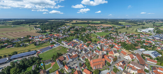 Pfeffenhausen an der Großen Laber in der östlichen Hallertau aus der Vogelperspektive