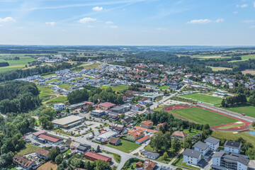 Die Stadt Vilshofen an der Donau am Südrand des Bayerischen Waldes von oben