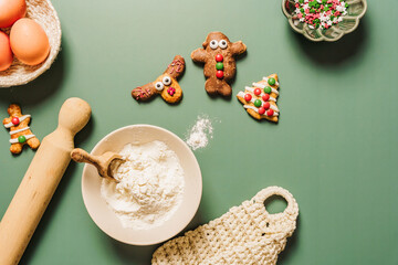 Lebkuchen Kekse backen mit Mehl und Eiern auf einem jadegrünen Hintergrund. Draufsicht, Weihnachten.