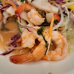 shrimps with lemon and vegetables 