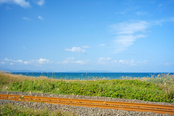 秋晴れの陸奥湾と大湊線の線路　青森県横浜町　9月末