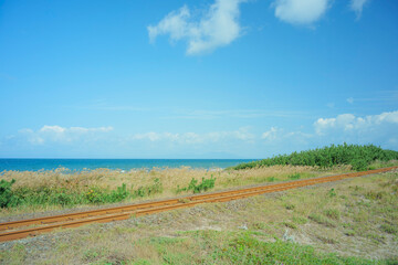 Obraz premium 秋晴れの陸奥湾と大湊線の線路 青森県横浜町 9月末