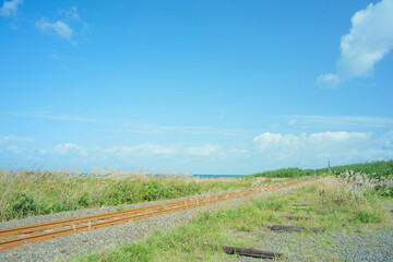 Obraz premium 秋晴れの陸奥湾と大湊線の線路 青森県横浜町 9月末