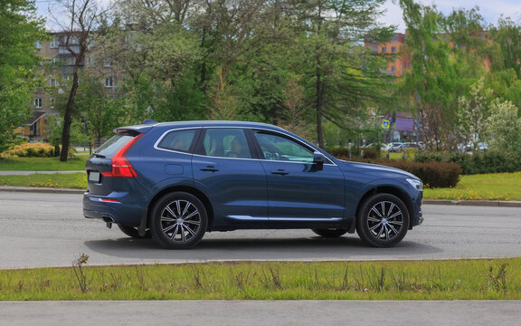 Fototapeta SUV moves along a city street
