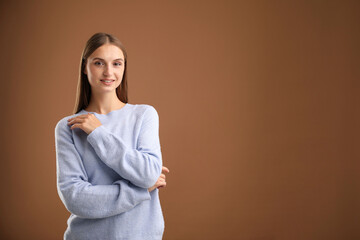 Obraz premium Portrait of beautiful woman on brown background. Space for text