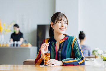 カフェでくつろぐ若い女性