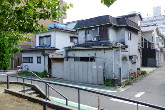 横須賀市神奈川県、2023年8月20日：真夏の横須賀海岸沿いの遊歩道付近の住宅地