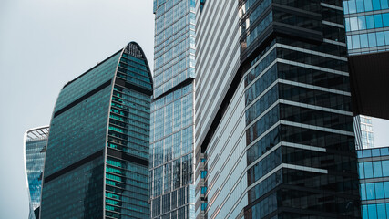 Obraz premium mirrored windows of the facade of an office building 