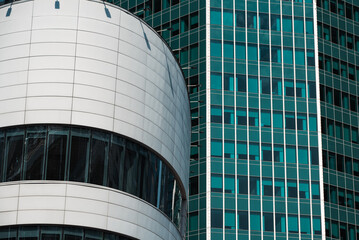 Obraz premium mirrored windows of the facade of an office building 