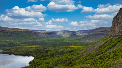 Fototapeta premium A beautiful mountain range with a lake in the foreground